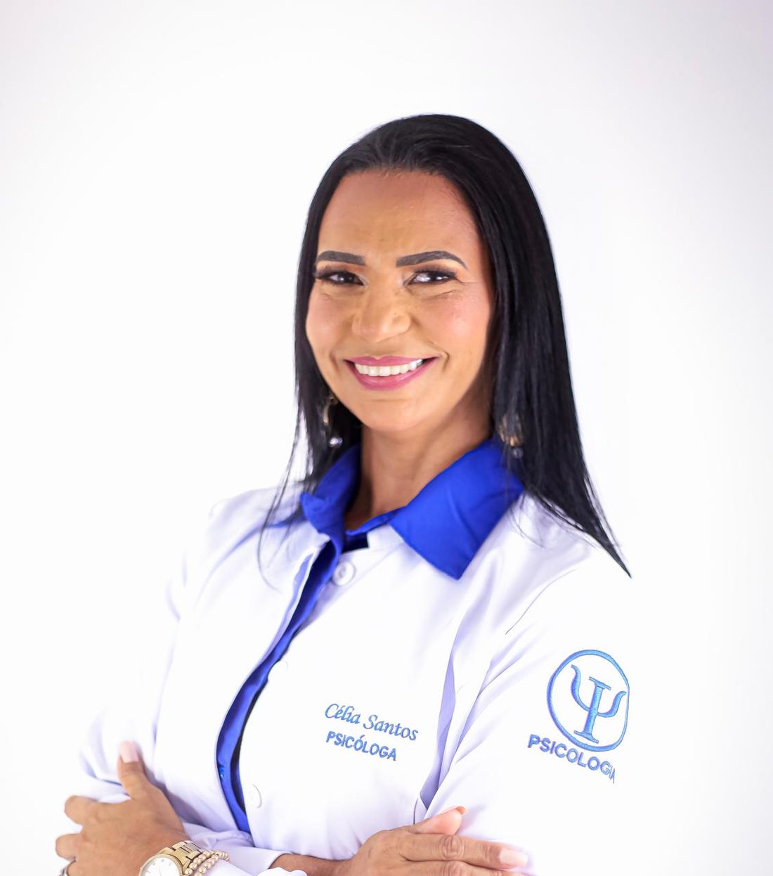 Psicóloga Celia Santos sorrindo, de jaleco