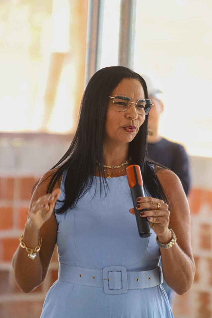 Celia Santos ministrando palestra com microfone
