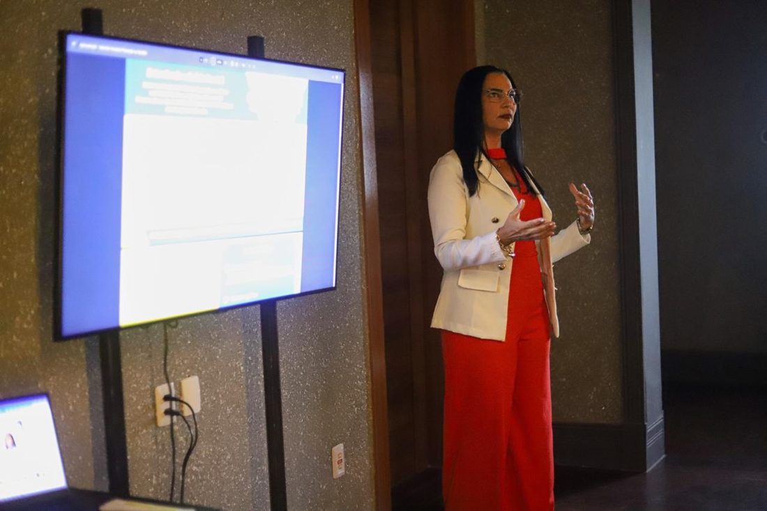 Palestra em sala com projeção