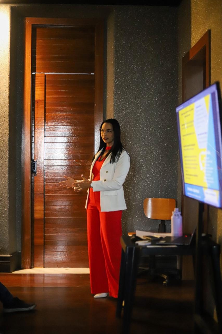 Celia Santos apresentando em auditório