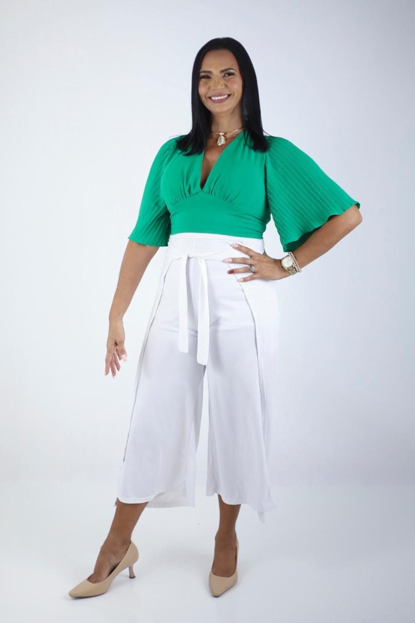 Celia Santos sorrindo, de blusa verde